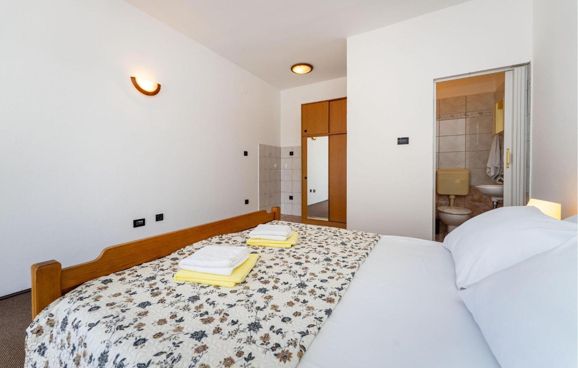 Beautiful Apartment In Galovac With Kitchen Exteriör bild