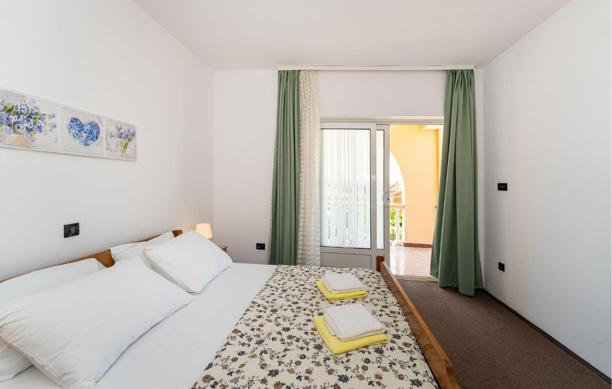 Beautiful Apartment In Galovac With Kitchen Exteriör bild