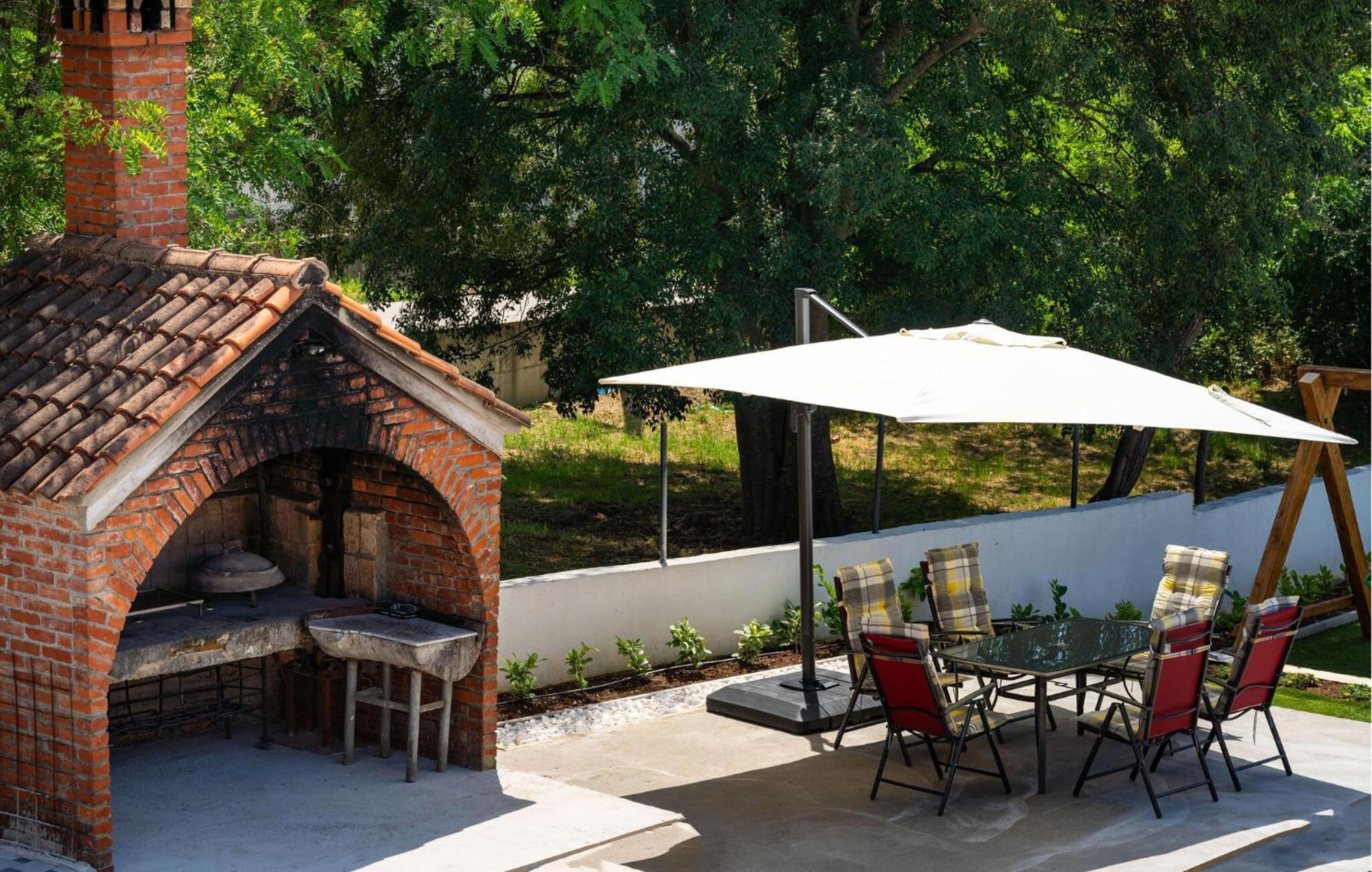 Beautiful Apartment In Galovac With Kitchen Exteriör bild